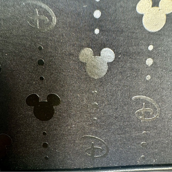 NWT. Disney small wallet. Disney’s Mickey Mouse zipper closure wallet - Picture 3 of 11